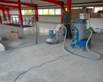 ukážka postupnosti suchého postupu brúsenia betónového povrchu,prach je zachytávaný výkonným priemyselným vysávačom